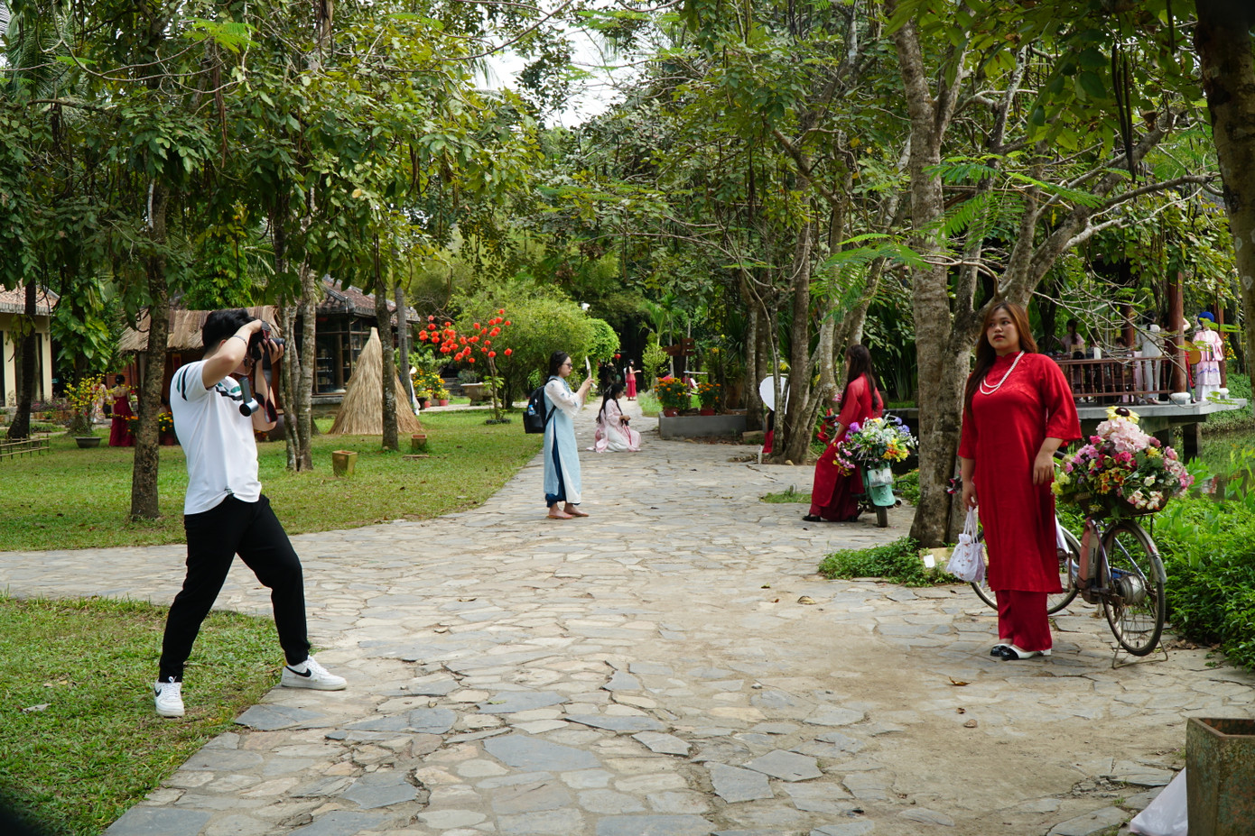 Với kiến trúc mang đậm văn hóa Việt Nam, Bảo tàng Áo dài đã trở thành địa điểm chụp ảnh Tết lý tưởng của nhiều bạn trẻ.