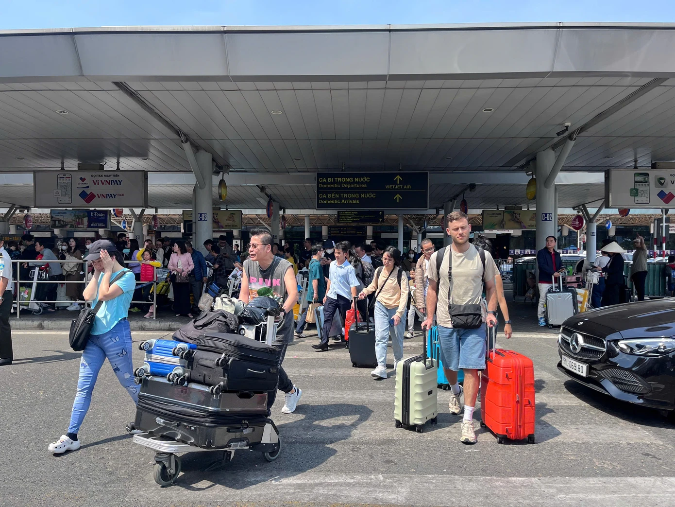 Dự kiến, lượng hành khách qua sân bay Tân Sơn Nhất trong hôm nay lên hơn 146.300 lượt người, tăng rất mạnh so với những ngày trước. Số lượng chuyến bay đi, đến từ nhà ga quốc nội tăng mạnh đáp ứng nhu cầu trở lại TPHCM và các tỉnh phía Nam của người dân.