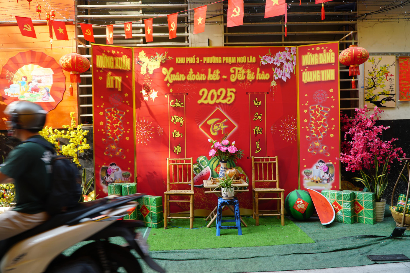 Một góc check-in với mâm ngũ quả, bánh chưng, dưa hấu - những thứ không thể thiếu trong dịp Tết cổ truyền.