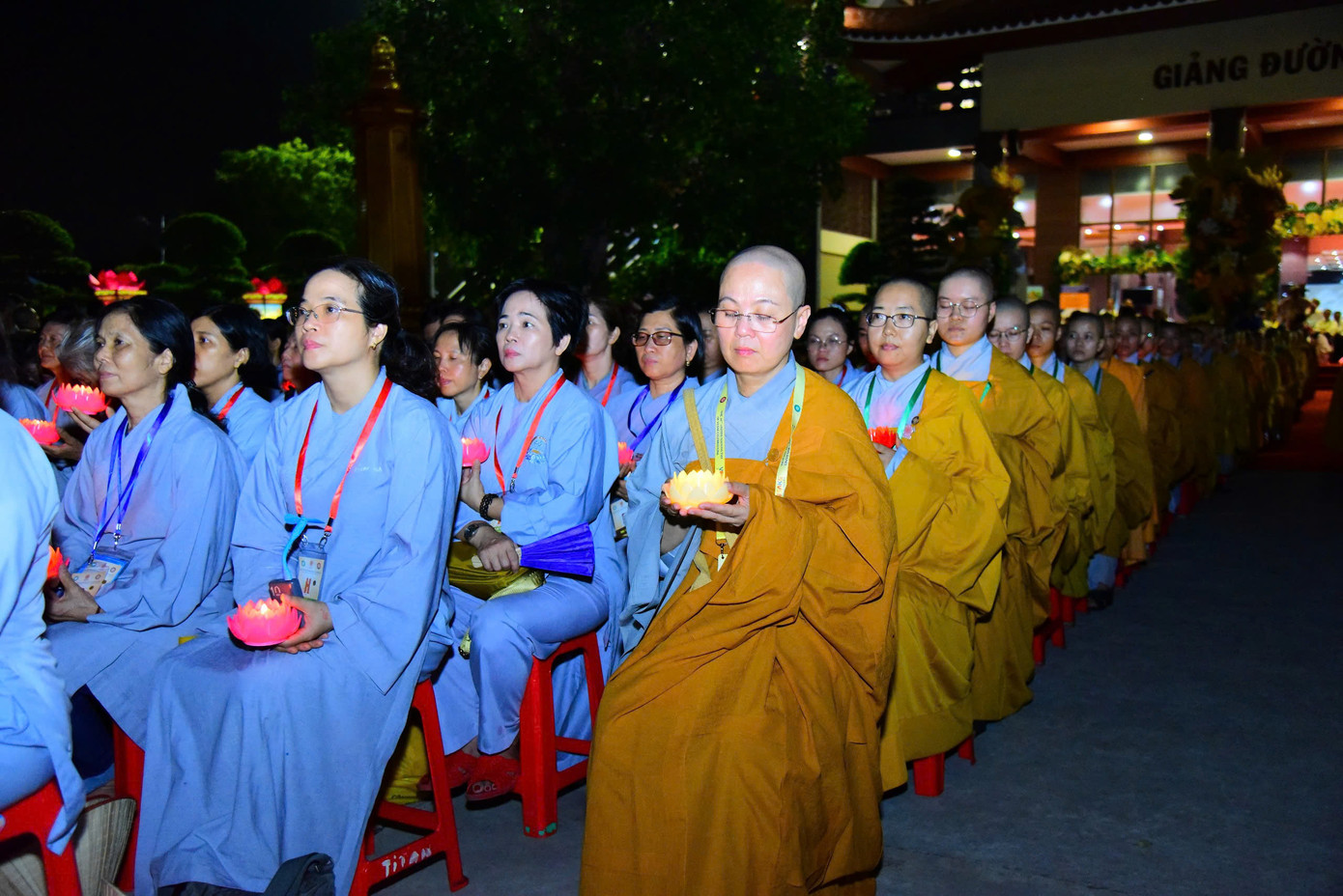 Lễ thả đèn hoa đăng không chỉ là hoạt động tâm linh mà còn là biểu tượng mạnh mẽ của tinh thần đoàn kết và kêu gọi thế giới hướng tới hòa bình, lòng nhân ái.