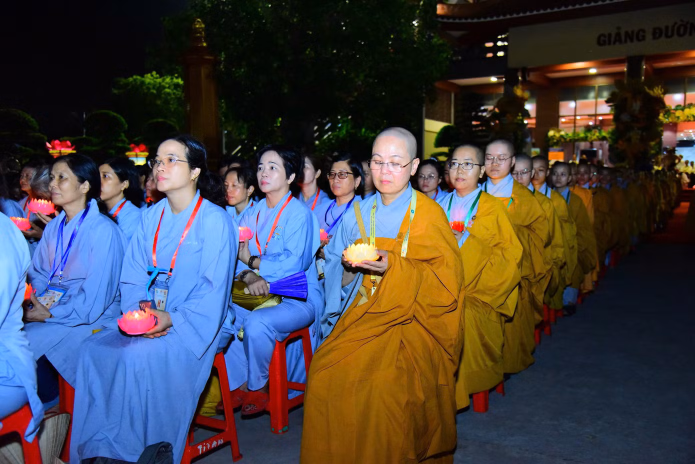 Lễ thả đèn hoa đăng không chỉ là hoạt động tâm linh mà còn là biểu tượng mạnh mẽ của tinh thần đoàn kết và kêu gọi thế giới hướng tới hòa bình, lòng nhân ái.