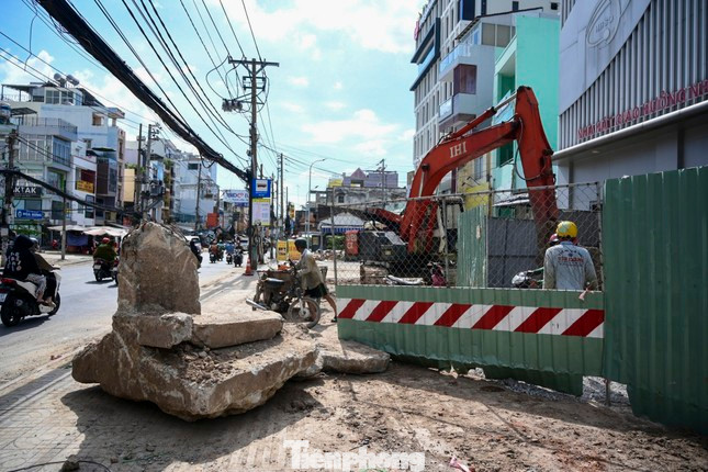 Dự kiến, hạng mục di dời hạ tầng kỹ thuật để chuẩn bị "mặt bằng sạch" do dự án metro số 2 TPHCM sẽ hoàn thành vào cuối quý II năm nay. Ảnh: Duy Anh