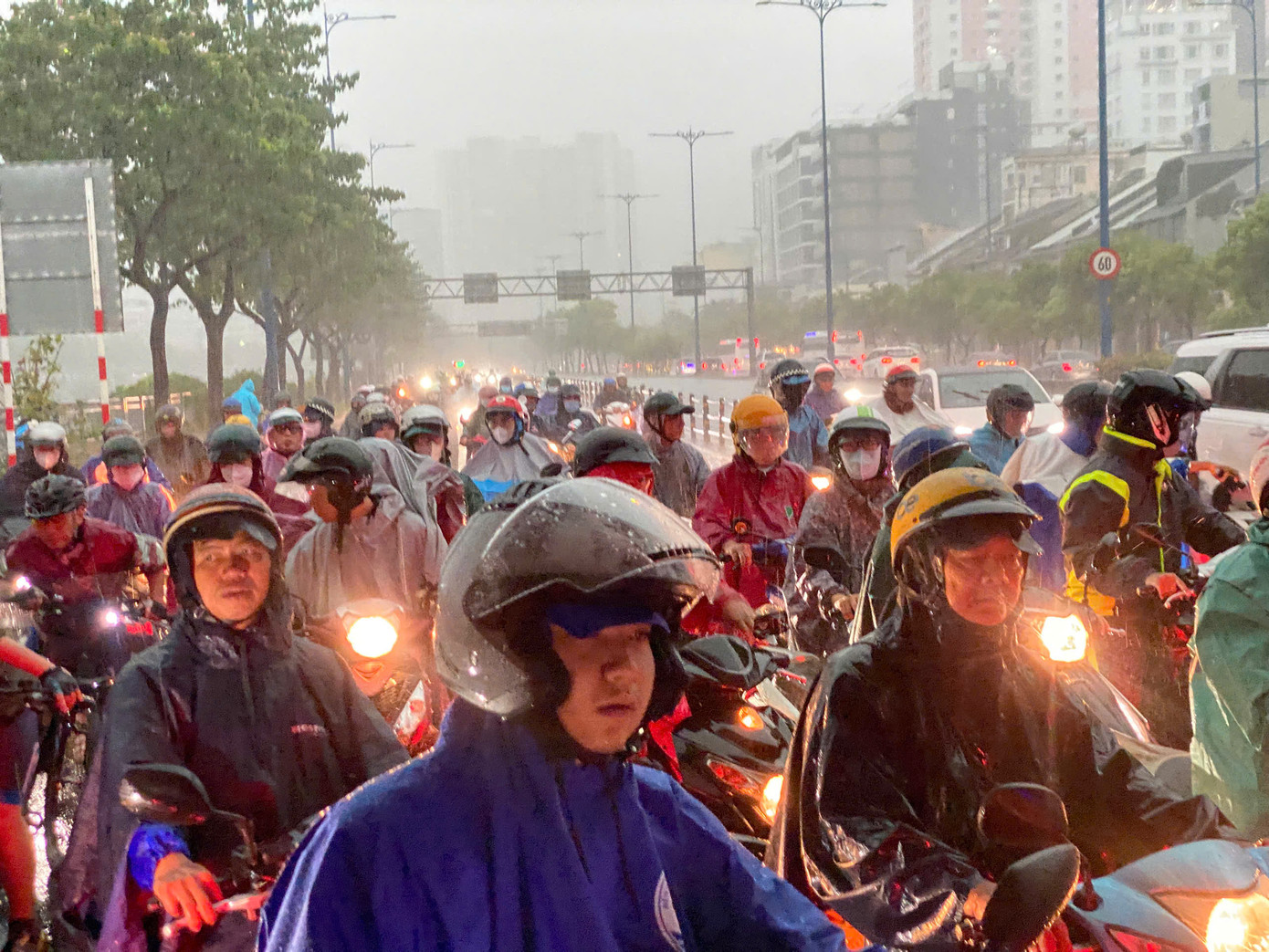 Đài Khí tượng thủy văn khu vực Nam Bộ thông tin, tại TPHCM, nhiều nơi lượng mưa vượt mức 100 mm. Cụ thể Củ Chi mưa 217 mm, Thủ Đức 103,8 mm. Các nơi khác của Nam Bộ cũng mưa từ 90mm đến hơn 100 mm.