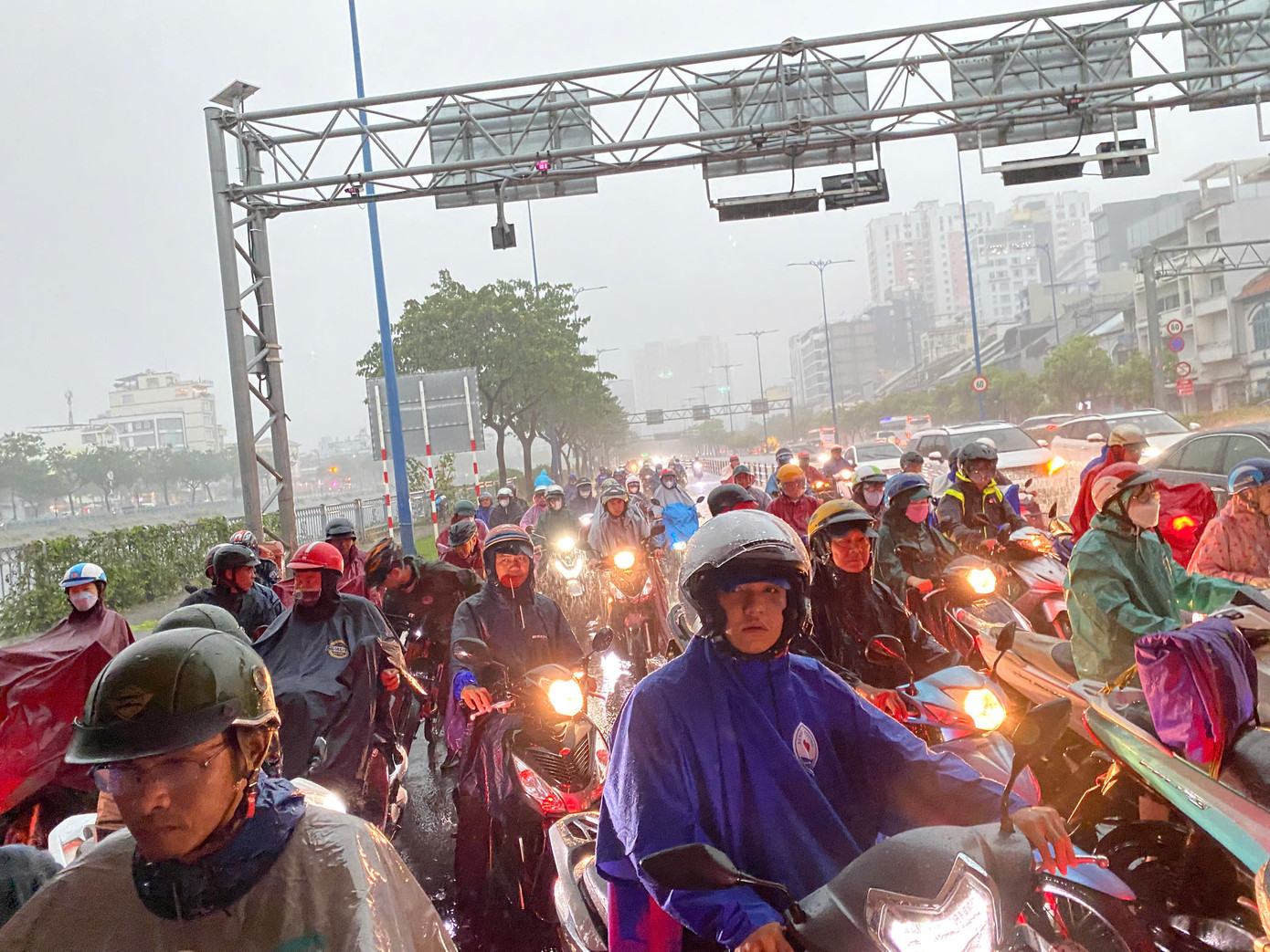 Anh Thanh Tâm (ngụ quận 8) cho biết khá bất ngờ khi thấy cơn mưa lớn như trút nước. "Đây là trận mưa lớn nhất từ đầu mùa tới nay. Tôi phải di chuyển khá chậm để đảm bảo an toàn", anh Tâm nói.