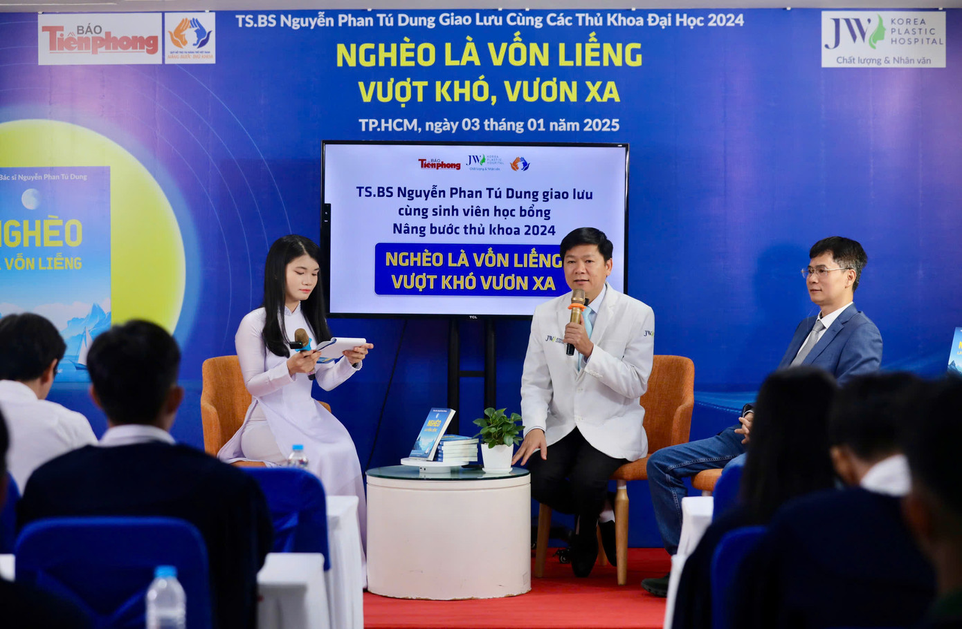 Chia sẻ về quyết định đồng hành cùng chương trình Nâng bước Thủ khoa, bác sĩ Tú Dung nói: “Tôi xuất phát từ miền quê nghèo khó của tỉnh Quảng Nam - Đà Nẵng xưa, với 8 anh chị em, bố mẹ là giáo viên. Khi ấy, được đến trường đã khó, vào đại học lại càng khó. Lúc khó khăn như vậy, tôi được nhiều ân nhân hỗ trợ. Do đó, khi thành công, tôi cũng mong giúp các em học sinh, sinh viên có hoàn cảnh giống mình”.