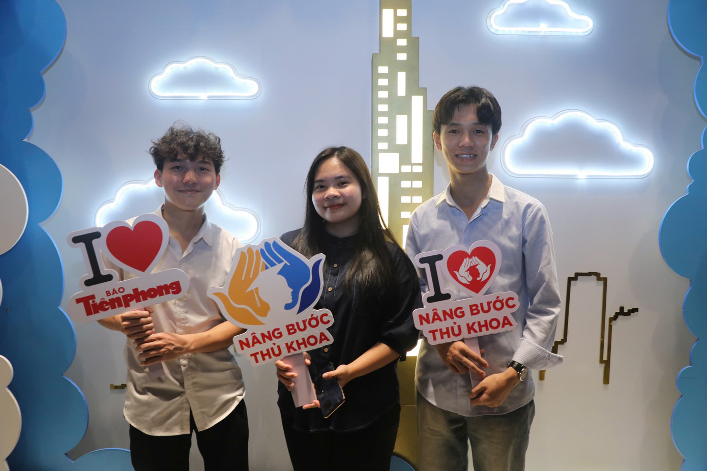 Các em hào hứng chờ đợi buổi lễ chính thức được diễn ra tại ĐH Quốc tế Hồng Bàng vào sáng 4/1.