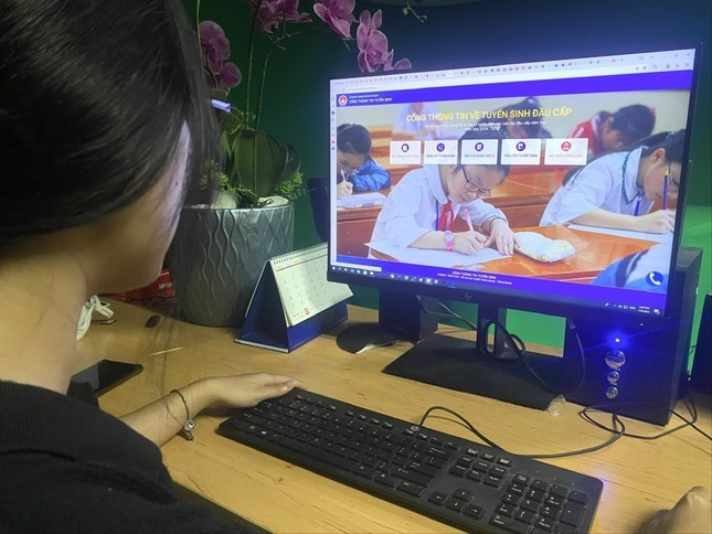 Phụ huynh tra cứu thông tin trên trang tuyển sinh đầu cấp. Ảnh: A.N.