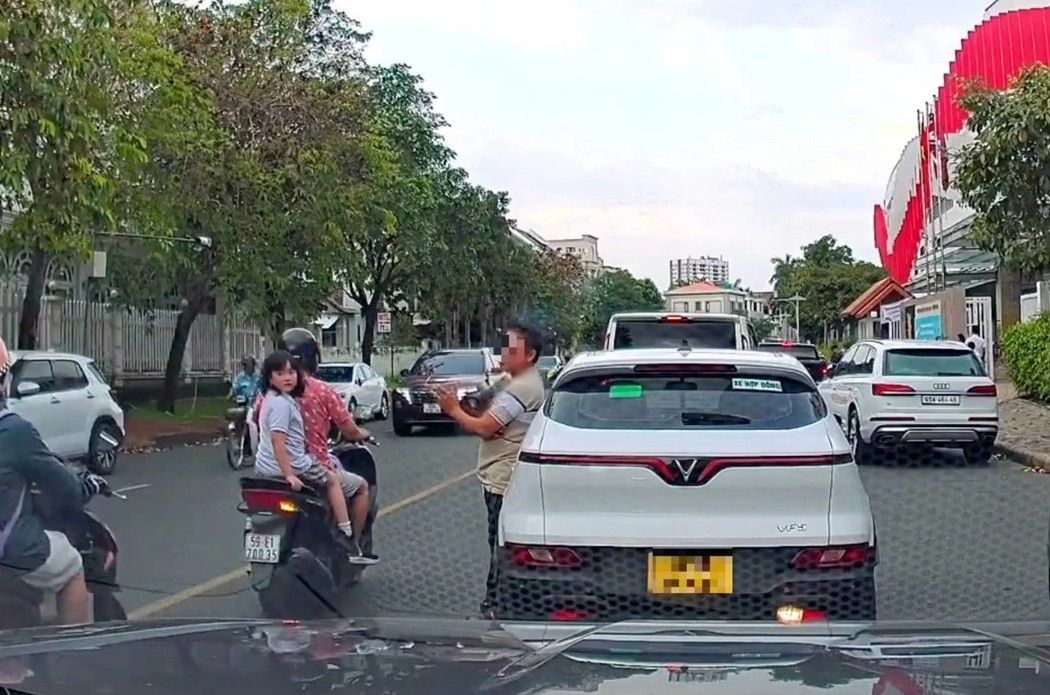 Hình ảnh tài xế ôtô đứng giữa đường hút thuốc gây cản trở giao thông ở quận 7 (TPHCM). Ảnh: Hướng Hướng Hình ảnh tài xế ôtô đứng giữa đường hút thuốc gây cản trở giao thông ở quận 7 (TPHCM). Ảnh: Hướng Hướng