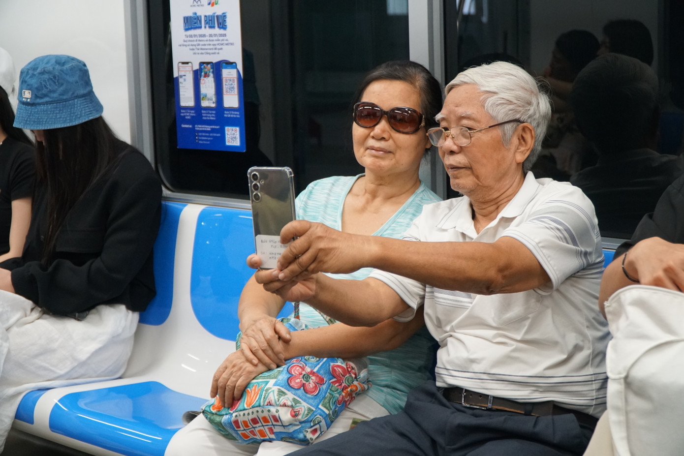 Theo quy định, hành khách trên 60 tuổi sẽ được miễn phí khi sử dụng tàu metro. HURC1 khuyến cáo những đối tượng kể trên mang theo Căn cước công dân hoặc giấy tờ tùy thân để qua cổng kiểm soát.