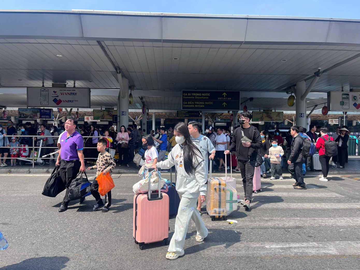 Ngày 1/2 (mùng 4 Tết), Cảng hàng không quốc tế Tân Sơn Nhất dự kiến khai thác 945 chuyến bay đi, đến qua sân bay này, trong đó có 860 chuyến bay chở khách.