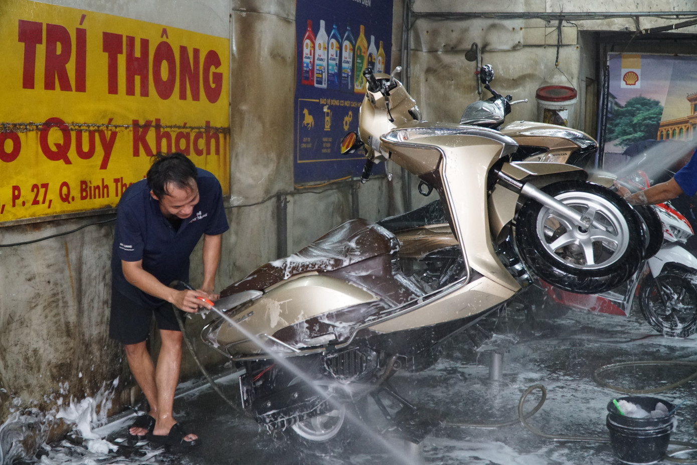 Giá dịch vụ rửa xe máy những ngày Tết không tăng so với ngày thường, dao động 30.000-40.000 đồng/chiếc.