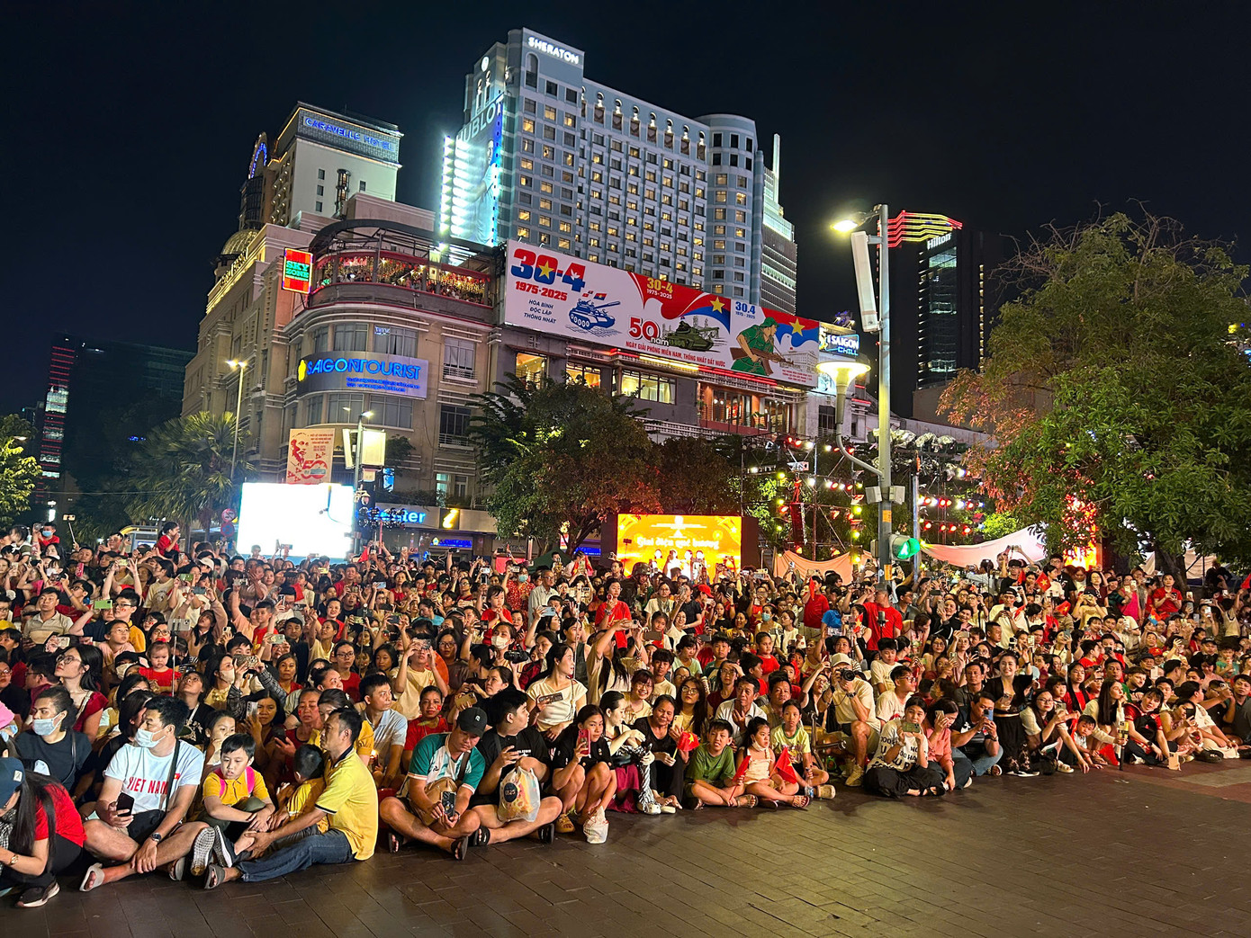 Khi đoàn kỵ binh đi qua, những tiếng reo hò cổ vũ nhiệt tình của người dân vang lên. Nhiều người nhanh tay ghi lại những khoảnh khắc đáng nhớ này bằng điện thoại và máy ảnh.