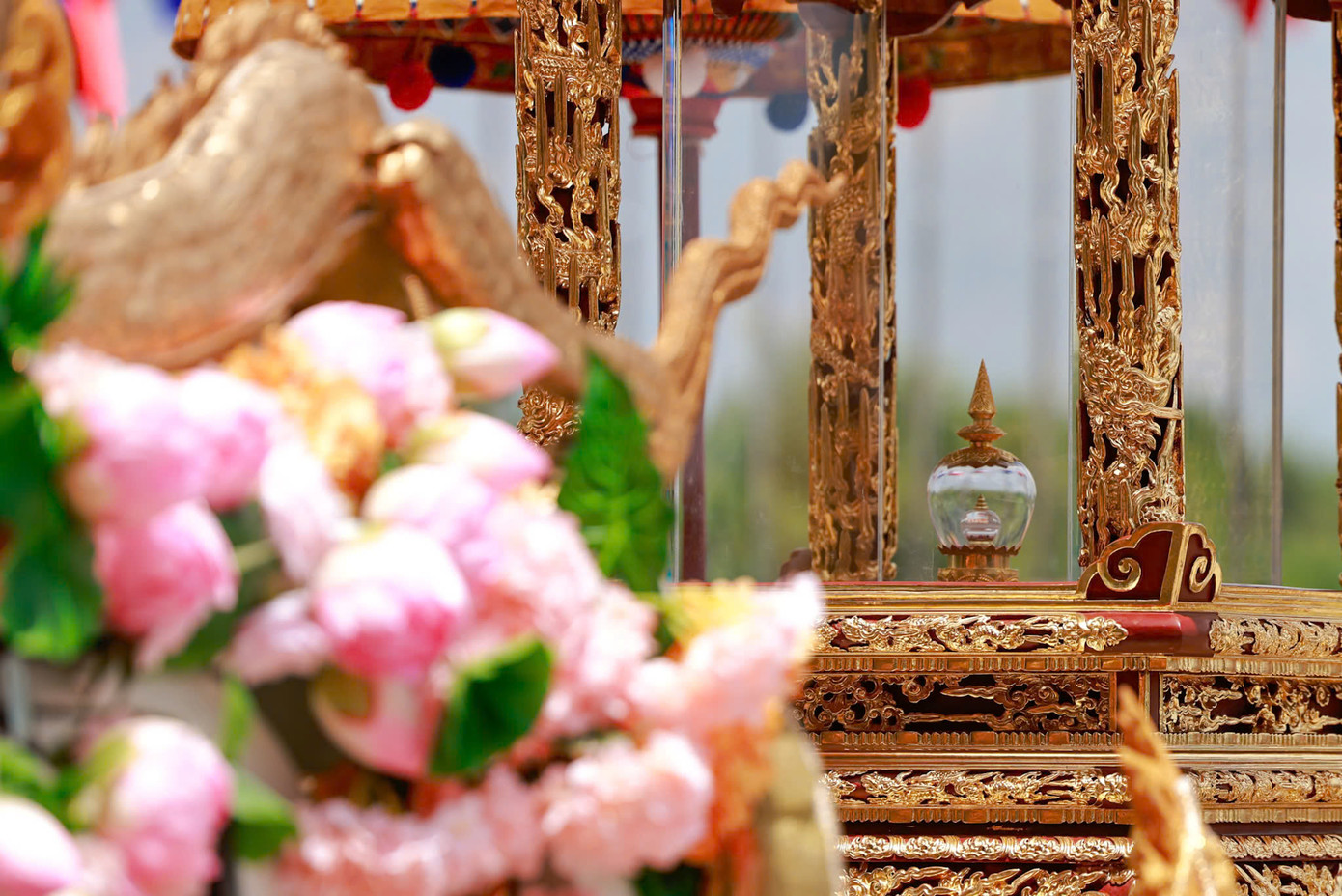 Ban tổ chức không thu, nhận bất cứ chi phí nào đối với tất cả người đến chiêm bái, không tiếp nhận vòng hoa, lễ phẩm cúng dường, không thực hiện nghi thức dâng cúng tại nơi tôn trí.