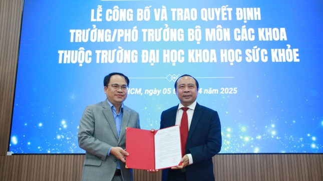 PGS.TS Vũ Hải Quân, Giám đốc ĐH Quốc gia TPHCM trao quyết định phân công nhiệm vụ cho TS.DS Nguyễn Quốc Bình, Phó giám đốc Bệnh viện Chợ Rẫy.