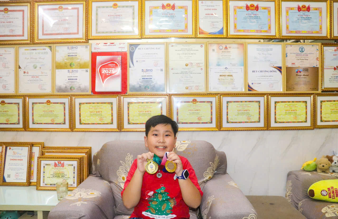 Gia tài giải thưởng đồ sộ của Hoàng Dũng. Ảnh: Nhân vật cung cấp Gia tài giải thưởng đồ sộ của Hoàng Dũng. Ảnh: Nhân vật cung cấp