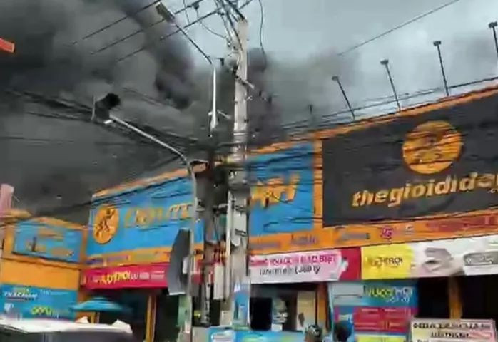 Khói đen bao trùm siêu thị điện máy. Ảnh: MXH