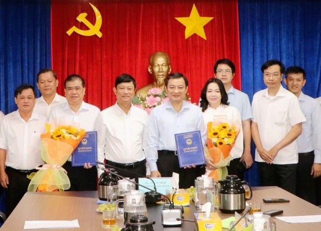 Ông Nguyễn Thanh Toàn (thứ ba từ trái sang) và ông Phạm Trọng Nhân (thứ năm từ phải sang) nhận quyết định.