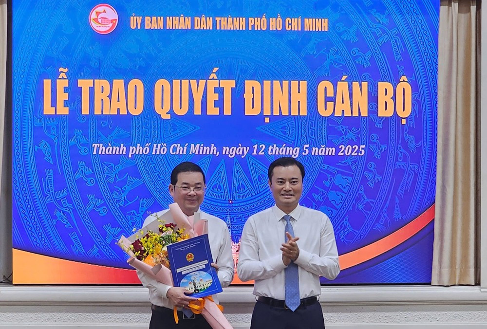 Phó Chủ tịch UBND TPHCM Bùi Xuân Cường trao quyết định cho ông Nguyễn Toàn Thắng. Ảnh: SGGP Phó Chủ tịch UBND TPHCM Bùi Xuân Cường trao quyết định cho ông Nguyễn Toàn Thắng. Ảnh: SGGP