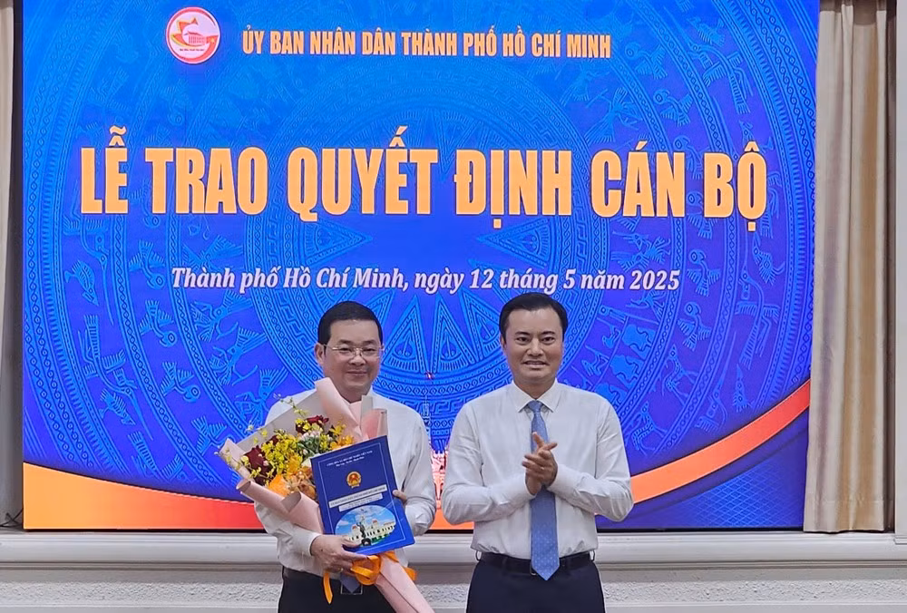 Phó Chủ tịch UBND TPHCM Bùi Xuân Cường trao quyết định cho ông Nguyễn Toàn Thắng. Ảnh: SGGP Phó Chủ tịch UBND TPHCM Bùi Xuân Cường trao quyết định cho ông Nguyễn Toàn Thắng. Ảnh: SGGP