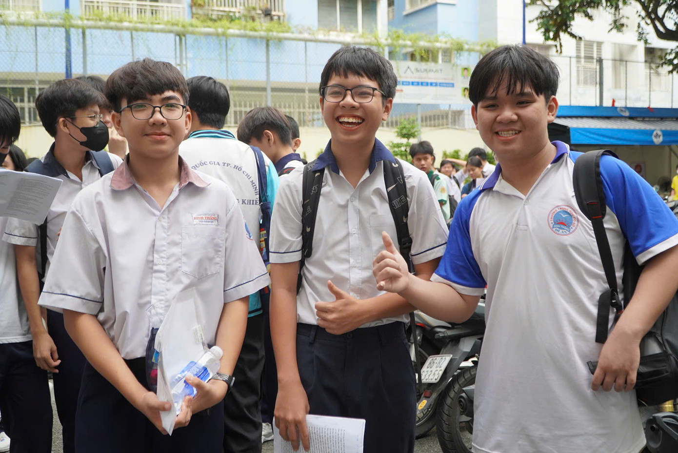 Nhóm thí sinh tươi cười tự tin trước khi bước vào phòng thi. Lịch thi năm nay diễn ra trong hai ngày 24/5 và 25/5. Ngày thi đầu tiên gồm ba môn không chuyên: Ngữ văn (100 phút), Tiếng Anh (60 phút) và Toán (120 phút). Ngày thi thứ hai dành cho các môn chuyên, trong đó Tiếng Anh, Vật lý, Hóa học, Sinh học và Tin học thi vào buổi sáng, các môn Toán và Ngữ văn chuyên thi vào buổi chiều. Mỗi môn chuyên kéo dài 150 phút.