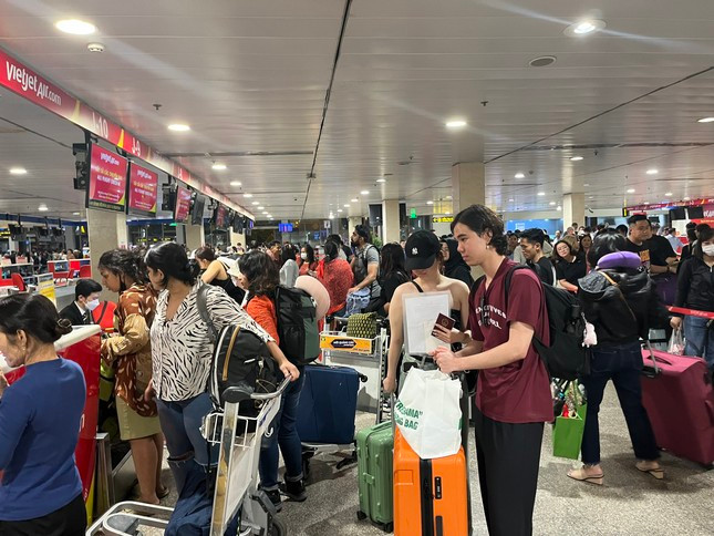 Khách đi máy bay tại sân bay Tân Sơn Nhất. Ảnh: Anh Nhàn Khách đi máy bay tại sân bay Tân Sơn Nhất. Ảnh: Anh Nhàn