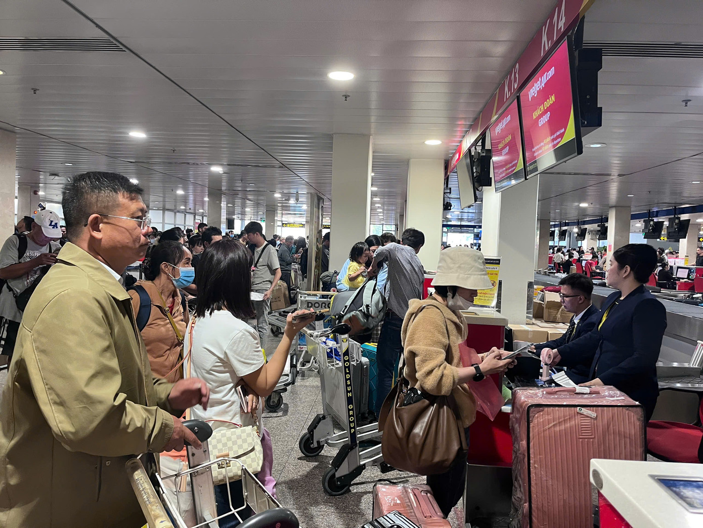 Theo đại diện Cảng Hàng không Quốc tế Tân Sơn Nhất, lượng khách hôm nay được xem là mức đông nhất từ đầu mùa cao điểm. Những ngày tới, lượng khách tiếp tục tăng cao hơn.