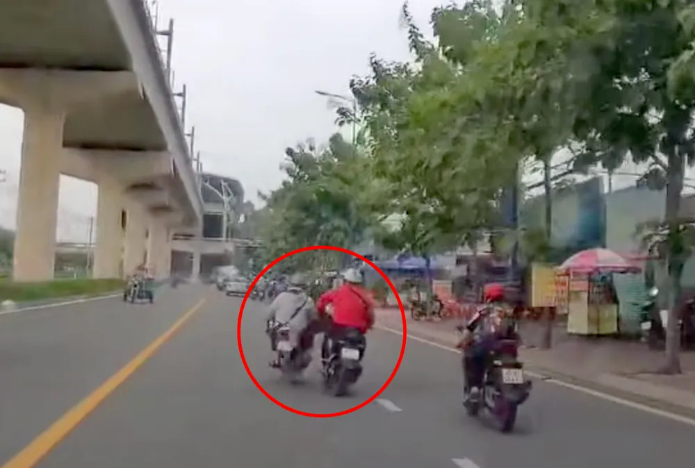 Camera ghi lại hình ảnh nam thanh niên đi xe máy bị đạp ngã. Ảnh cắt từ clip.