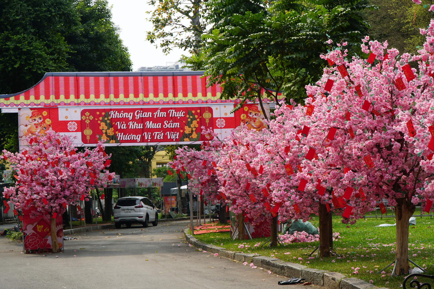 Công viên Tao Đàn là một trong những địa điểm du xuân quen thuộc của người dân TPHCM trong dịp Tết Nguyên đán. Không gian ẩm thực và mua sắm năm nay có tông hồng chủ đạo với hoa anh đào và bao lì xì.