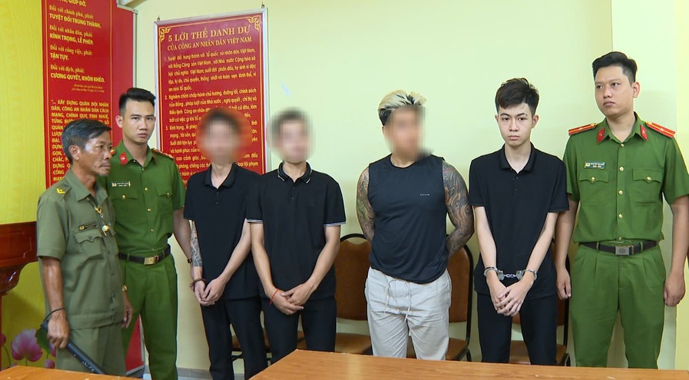 Trần Gia Huy (thứ 2 từ phải sang) cùng nhóm nhân viên đánh người đàn ông nước ngoài. Ảnh: Công an cung cấp. Trần Gia Huy (thứ 2 từ phải sang) cùng nhóm nhân viên đánh người đàn ông nước ngoài. Ảnh: Công an cung cấp.