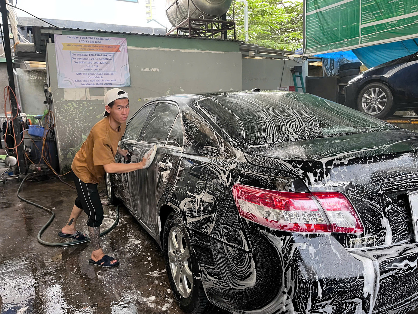 "Tiệm chúng tôi làm tới ngày 29 Tết mới nghỉ. Khách hàng ở đây phần lớn là khách quen nên ngày Tết tôi vẫn giữ giá như ngày thường chứ không tăng" - chủ tiệm nói.