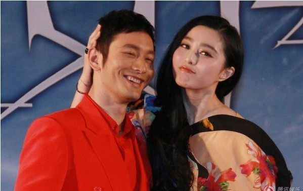 Cô nàng tỏ ra rất quan tâm và có những cử chỉ thân mật dành cho bạn diễn