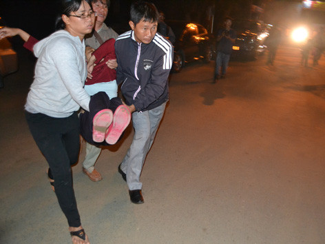 Phụ huynh ngất xỉu phải đưa đi cấp cứu