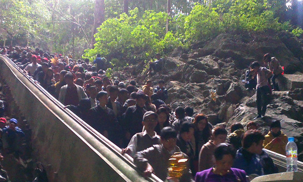 Dòng người nhích từng bước chân để xuống động Hương Tích. Dòng người nhích từng bước chân để xuống động Hương Tích