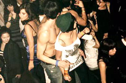 Giới trẻ đắm mình trong thứ bùa mê mang tên “đập đá”. Ảnh minh họa: Adenz.net.