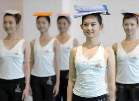 Lớn hơn chút nữa, những bài tập đi lại, giữ cân bằng là không thể thiếu đối với một 