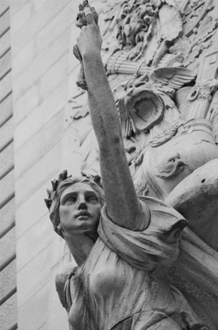 Chân dung Audrey Marie Munson chụp vào năm 1915. Khuôn mặt mang vẻ đẹp của Audrey trên 1 tác phẩm điêu khắc trên cây cầu Manhattan, xây dựng năm 1912. Chân dung Audrey Marie Munson chụp vào năm 1915. Khuôn mặt mang vẻ đẹp của Audrey trên 1 tác phẩm điêu khắc trên cây cầu Manhattan, xây dựng năm 1912