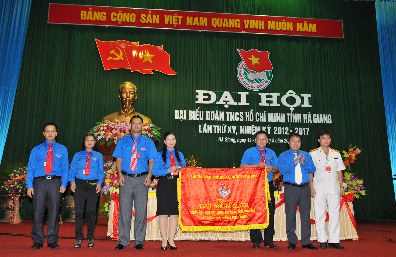 Tỉnh Đoàn Hà Giang nhận bức trướng của Ban chấp hành T.Ư Đoàn trao tặng tại ĐH.. Tỉnh Đoàn Hà Giang nhận bức trướng của Ban chấp hành T.Ư Đoàn trao tặng tại ĐH.