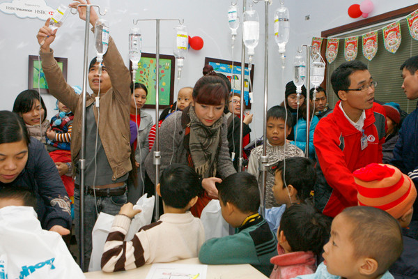 Hàng trăm bệnh nhi đang cần tới những giọt máu nhân đạo