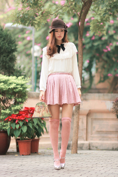 Mix váy ngắn cùng với tất cao quá đầu gối sẽ đem lại cho bạn vẻ dễ thương mà vẫn rất cá tính. Vẻ đẹp dịu dàng và dễ thương của chân váy xòe kết hợp với vẻ đẹp thanh lịch của áo sơ mi tạo nên một phong cách cực hoàn hảo. Váy ngắn + áo pull = một phong cách đậm chất teen Thêm áo khoác nhẹ nhàng cho ngày trở gió Áo sơ mi diện trong áo len hoặc áo pull mix cùng chân váy sẽ đem lại cho bạn vẻ trẻ trung thanh lịch.