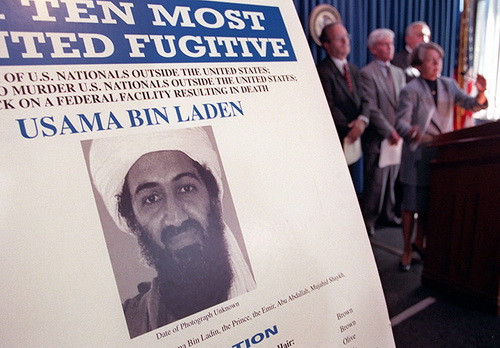 1999: Hình của Osama bin Laden trong một cuộc họp tại Mỹ