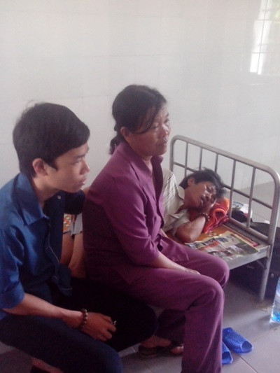 Chàng học trò nghèo hoảng loạn khi cha phải nhập viện trước ngày thi. . Chàng học trò nghèo hoảng loạn khi cha phải nhập viện trước ngày thi.