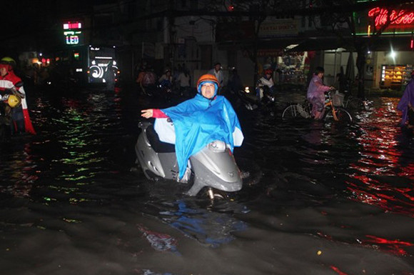 Đường ngập nặng nhiều tuyến đường đã khiến cuộc sống người dân đảo lộn. Có thể kể đến các tuyến đường chịu ảnh hưởng của cơn mưa lớn chiều này là: Đường Âu Cơ, Đồng Đen, Bàu Cát (quận Tân Bình), đường Hòa Bình (thuộc địa bàn giáp ranh quận Tân Phú, quận 11), đường Lò Gốm, Kinh Dương Vương (quận 6), đường Xô Viết Nghệ Tỉnh (Bình Thạnh), Nguyễn Văn Quá, Song Hành (Q.12),…