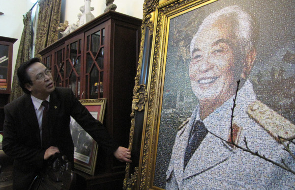 Đoàn đại biểu đến thăm, chúc Tết gia đình Đại tướng Võ Nguyên Giáp. Trong ảnh, ông Hoàng Bình Quân ngắm bức chân dung Đại tướng Võ Nguyên Giáp được ghép từ hơn 800 tấm ảnh nhỏ của Đại tướng.