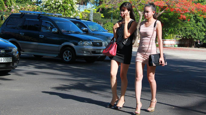 Thí sinh Tôn Nữ Phương Uyên (trái) cùng bạn đang gọi điện đặt vé may bay để kịp về Huế vào chiều 4-6. Ảnh: VĂN KỲ