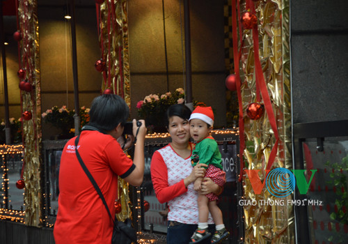 Nhiều gia đình chụp lại những hình ảnh đẹp của mùa Noel 2013. Nhiều gia đình chụp lại những hình ảnh đẹp của mùa Noel 2013
