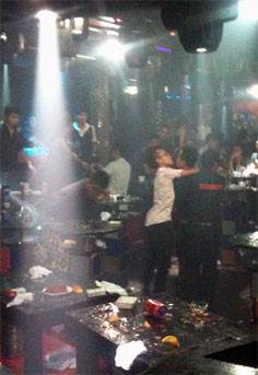 Bảo vệ can ngăn vụ choảng nhau bằng chai và ly