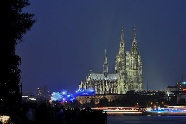 Nhà thờ Cologne: là nhà thờ vĩ đại nhất ở Đức, Cologne là một trong những công trình nổi tiếng nhất qua nhiều thế kỷ. Đây cũng là một trong những tòa nhà cao nhất thế giới, có vị trí rất đẹp. Nhà thờ được xây dựng vào năm 1248 và mất hơn 600 năm để hoàn thành