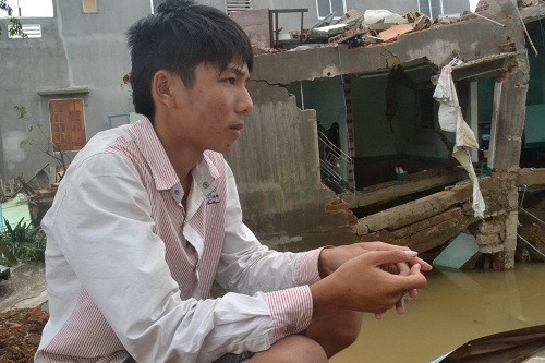 Mất nhà, em có nguy cơ bỏ học dở chừng. ảnh Việt Hương