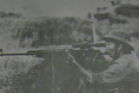 Chiến sĩ Quân đội Nhân dân Việt Nam dùng khẩu SVD