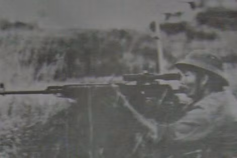 Chiến sĩ Quân đội Nhân dân Việt Nam dùng khẩu SVD